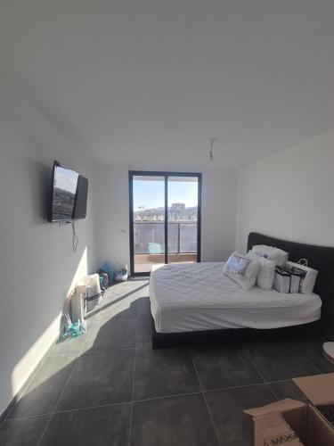 Postel nebo postele na pokoji v ubytování sea view apartment