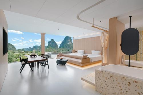 ein Wohnzimmer mit Sofa und Tisch in der Unterkunft Shuitiao Boli Hotel (Yangshuo Shili Gallery Yulonghe Branch) in Gaotian