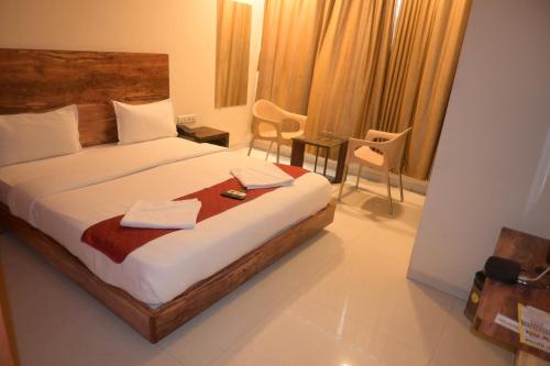 Ένα ή περισσότερα κρεβάτια σε δωμάτιο στο Hotel Royal Residency