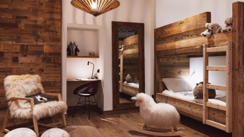 une chambre avec un lit superposé et un miroir dans l'établissement Grand Hôtel L'ermitage, à Font-Romeu