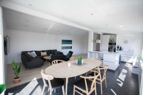 eine Küche und ein Wohnzimmer mit Tisch und Stühlen in der Unterkunft 3BR Modern Penthouse Apartment in the Heart of Torshavn in Tórshavn