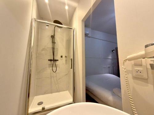 ein Badezimmer mit Dusche, Toilette und Bett in der Unterkunft Bogota - Charme central à Reims - 6P in Reims