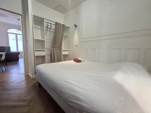 ein Schlafzimmer mit einem großen weißen Bett in einem Zimmer in der Unterkunft Bogota - Charme central à Reims - 6P in Reims