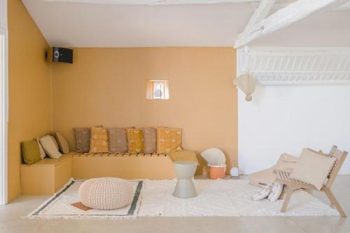 ein Wohnzimmer mit einer Couch und einem Sessel in der Unterkunft Un éco-camping en Vendée in Chauché