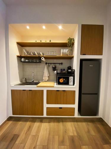 een keuken met een spoelbak en een koelkast bij Maison Voyage Messina in Messina