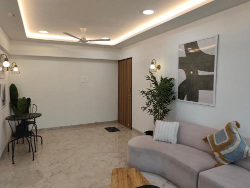 Χώρος καθιστικού στο Delphi 2BHK - Calm Comfort Minutes from BKC