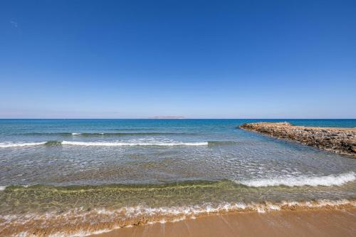 Niros Beachfront Aparthotel في كوكيني خانيون: منظر المحيط من الشاطئ
