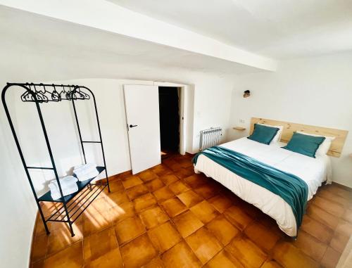 Casa cueva del sastre Alcalá del Júcar客房内的一张或多张床位