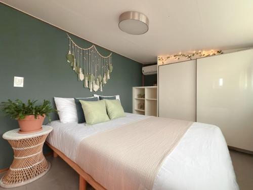 Ένα ή περισσότερα κρεβάτια σε δωμάτιο στο 명동, 남대문 7분! 2층 복층 2룸 하우스