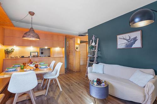 ein Wohnzimmer mit Sofa und Tisch in der Unterkunft Appartamento Alpine Suite - Happy Rentals in Sestriere