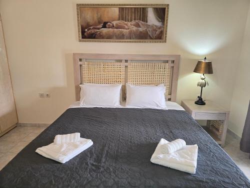 Ένα ή περισσότερα κρεβάτια σε δωμάτιο στο Villa Maxim with Private Pool & Tennis Court