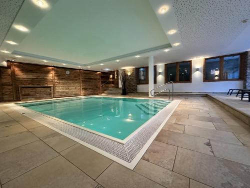 una gran piscina en un edificio con en Penthouse Kaprun Mountain resort A24 by Alpinresort Kaprun, en Kaprun