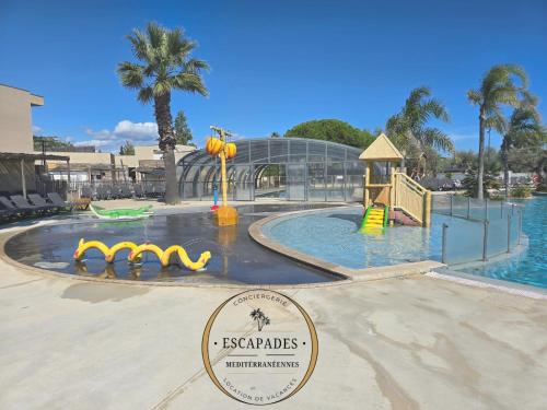 a water park with a slide and a playground at Le Havre de Paix Mobil home a 200m de la Plage Parc Aquatique Camping 5 Etoiles in Torreilles
