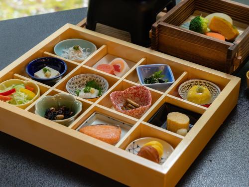 eine Holzkiste gefüllt mit verschiedenen Arten von Lebensmitteln in der Unterkunft Sanyo-so in Izunokuni