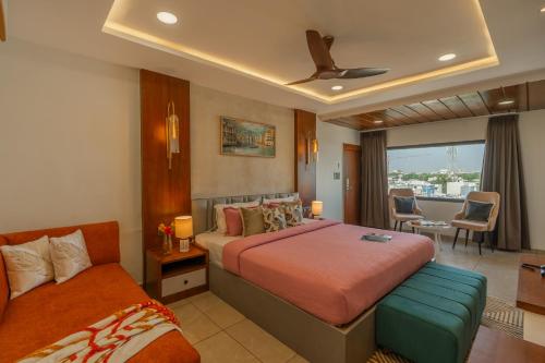 una camera d'albergo con due letti e un balcone di Hotel Shree Narayana By Perfectstayz Group a Ujjain