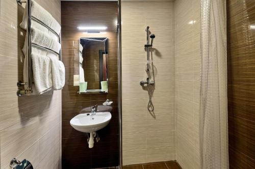 a bathroom with a sink and a shower at Санаторій Кришталевий Палац 4 корпус in Truskavets