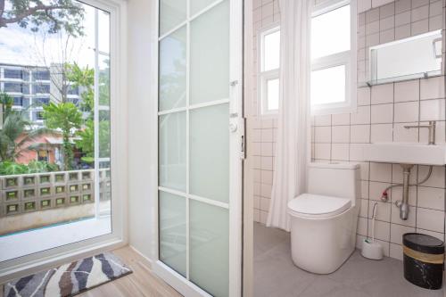 Japanese houses in Phuket في Ban Thalat Choeng Thale: حمام مع مرحاض ومغسلة