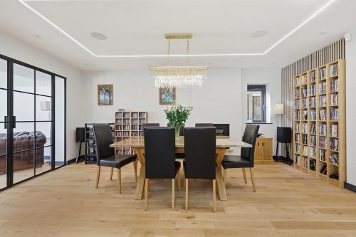 Fotografie z fotogalerie ubytování Month Stays, Free parking Luxury 4 Bed 