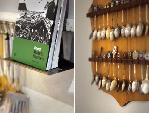 Aald Harbour Hoose في ليرويك: حفنة من الملاعق معلقة على الجدار