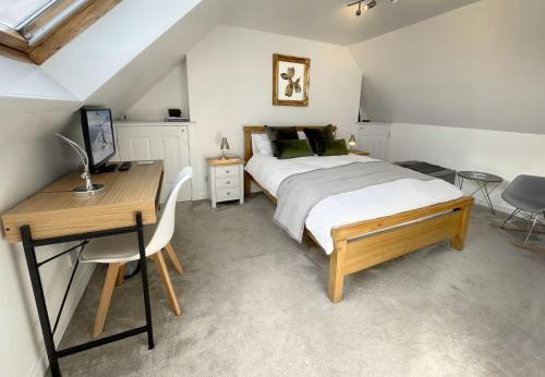 سرير أو أسرّة في غرفة في Aald Harbour Hoose