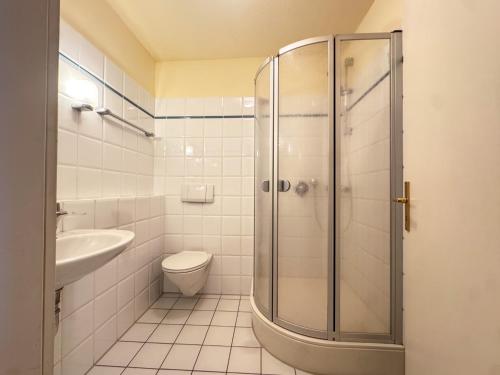a bathroom with a shower and a toilet and a sink at 33 - 13 Hotelkamer voor twee personen in Bunkenburg