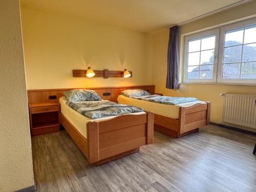 a room with two beds and a window at 33 - 13 Hotelkamer voor twee personen in Bunkenburg