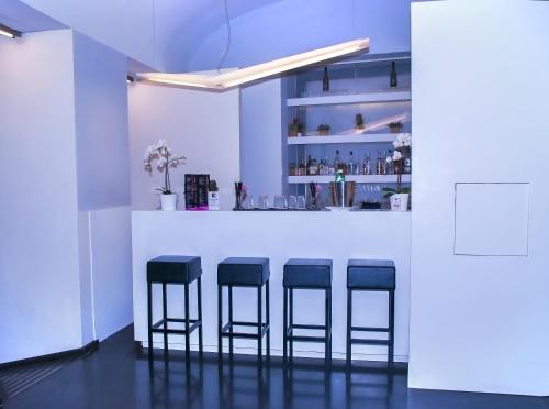 een bar met vier zwarte krukken in een kamer bij Culture Hotel Centro Storico in Napels