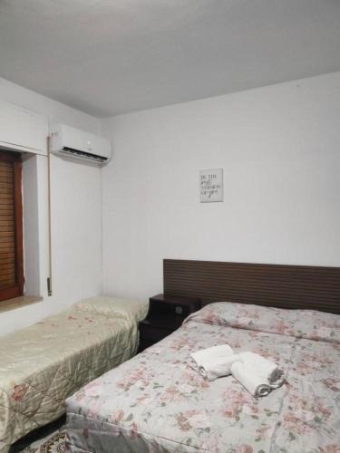 ein Schlafzimmer mit 2 Betten und Handtüchern darauf in der Unterkunft Vittorio Emanuele Central Apartment in Letojanni