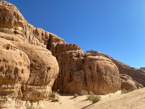 ワディ・ラムにあるAllen Luxury Wadi Rumの砂漠の岩壁
