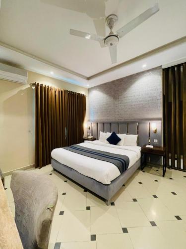 Postel nebo postele na pokoji v ubytování Shelton's Rezidor House F-7 Islamabad