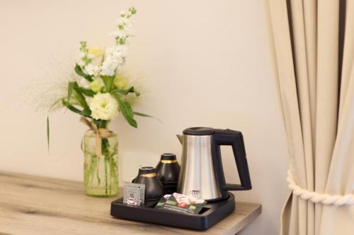 Příslušenství pro přípravu čaje a kávy v ubytování Hotel Settefiori