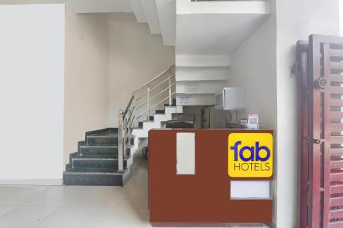 um edifício com uma placa de hotel em FabHotel JP International em Lucknow