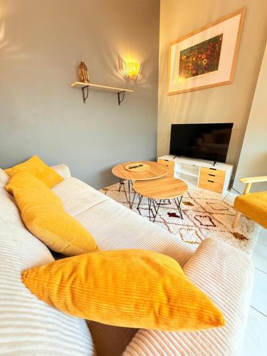 ein Wohnzimmer mit Sofa und Tisch in der Unterkunft Le Palais in La Rochelle