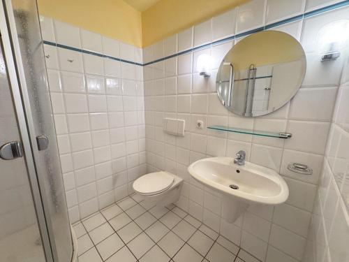 a bathroom with a toilet and a sink and a mirror at 33 - 14 Hotelkamer voor twee personen in Bunkenburg