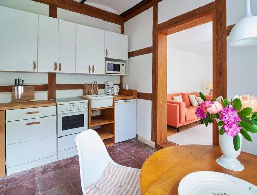 Kuchyň nebo kuchyňský kout v ubytování Artist Apartment At Aukrug Nature Park