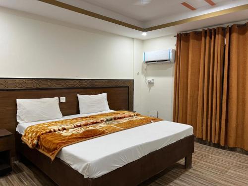 Giường trong phòng chung tại Hotel The Queen