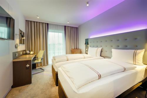 Postel nebo postele na pokoji v ubytování Premier Inn Düsseldorf City Friedrichstadt