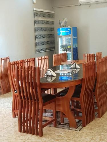KoforiduaにあるSenalli Hotelの木製のテーブルと椅子のあるダイニングルーム