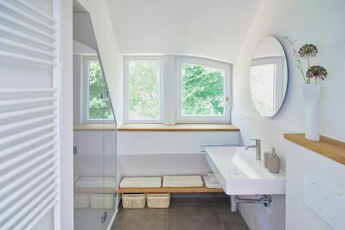 Koupelna v ubytování Künstlerisches Atelierhaus Im Naturpark Aukrug