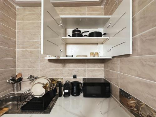 una cocina con fregadero y encimera en Aiah Cocoon, en Abiyán