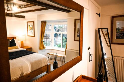 ein Schlafzimmer mit einem Bett und einem Fenster in der Unterkunft Gate Cottage, Saltwood Village in Sandling Junction