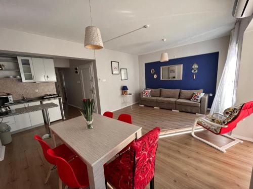a living room with a table and red chairs at Deka Evleri in Izmir