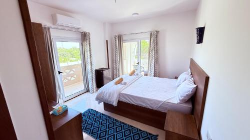 um pequeno quarto com uma cama e uma janela em Magic Garden Guest House em Luxor