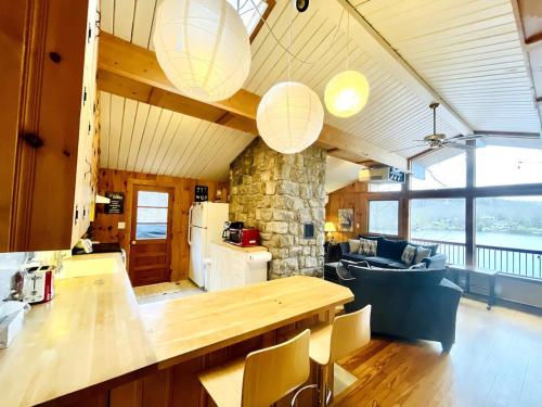 Istumisnurk majutusasutuses Villa Adriana 4bdr 2 bath lake front dream home