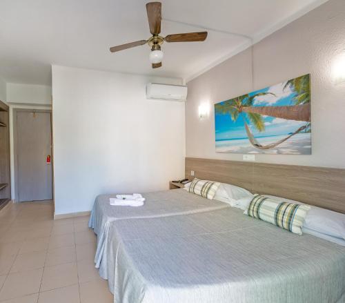 una camera con letto e ventilatore a soffitto di Hotel Costa Mediterraneo a El Arenal