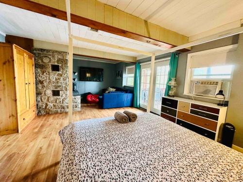 Voodi või voodid majutusasutuse Villa Adriana 4bdr 2 bath lake front dream home toas