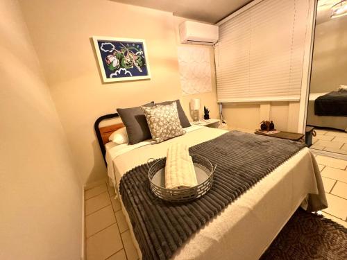 - une chambre avec un lit et un panier dans l'établissement Simple but pretty Nice location, à Yauco