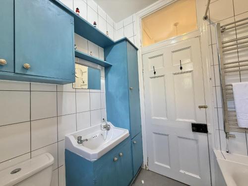 Et badeværelse på 1 Cobb House