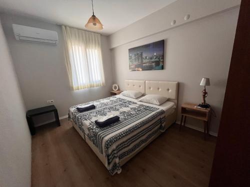 um quarto com uma cama grande em um quarto em Deka Evleri em Izmir