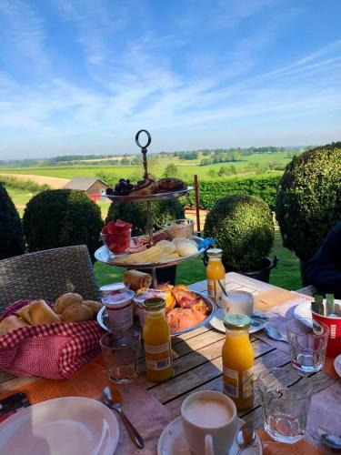 a picnic table with food and drinks on it at Authentiek 4 persoonshuisje vlakbij Valkenburg in Voerendaal